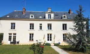 Saint-Dyé-sur-LoireLe Manoir Domaine de la Motte的黑色屋顶的大型白色房屋