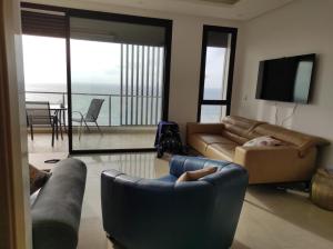 塞拉Bel appartement à plage des Nation的带沙发和电视的客厅