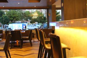 BarbarosYURDAKUL HOTEL的一间带椅子的餐厅和一间带电视的酒吧