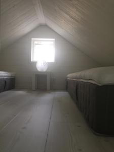 延雪平Annexet的阁楼间 - 带床和窗户