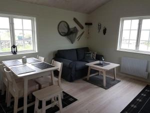 勒托普Sjötorpet - unikt boende vid havet på norra Öland!的客厅配有桌子和沙发