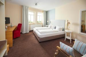 巴特温茨海姆祖姆斯托申弗莱尔酒店的酒店客房,配有床和沙发