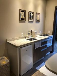 格拉玛多Apartamento Luxo em Gramado的厨房配有水槽和台面