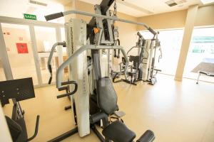 巴西利亚Hplus Vision Executive的健身房,配有各种跑步机和机器