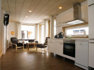 齐罗Schwedenrotes Ferienhaus "ISI" - Ostsee Strand 500 Meter - Nähe Wismar - alles inklusive的厨房以及带桌椅的起居室。