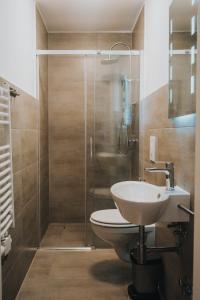 格伦察-维伦Three Corners的带淋浴、卫生间和盥洗盆的浴室
