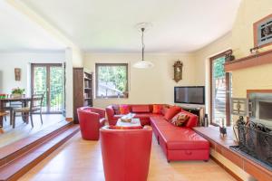 巴特诺因阿尔-阿尔韦勒Ferienhaus Mausberg的客厅设有红色的沙发和壁炉