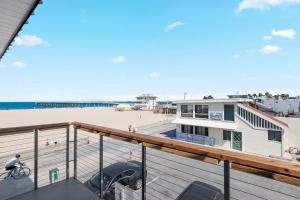 贺茂沙海滩Sea Sprite Ocean Front Hotel的从海滩房屋的阳台上可欣赏到海滩景色