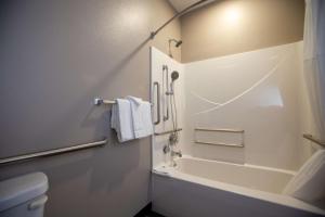 北普拉特Studio 6 North Platte - East的带浴缸和卫生间的浴室。