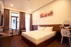 绥和市Marina Hotel Phú Yên的酒店客房设有床和窗户。