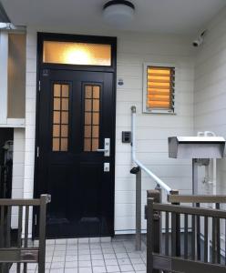 横滨Yokohama - House - Vacation STAY 9002的房子边的黑色门