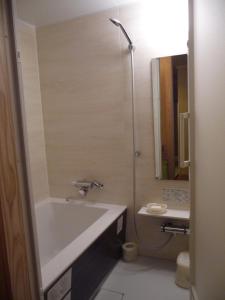 长野吉扎肯松屋旅馆的带浴缸和盥洗盆的浴室