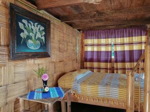 库埃察兰德尔普罗格雷索Cabañas Los Achicuales的一间小卧室,配有一张床和一张桌子