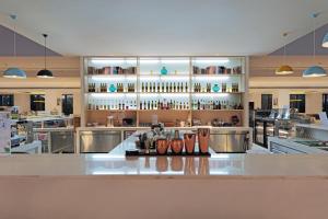 海口海口美兰国际机场酒店的餐厅内带酒吧的大厨房