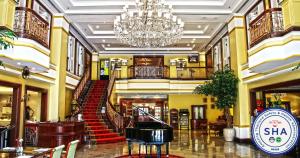 曼谷長榮桂冠酒店（曼谷）的一个大大堂,设有大楼梯和钢琴
