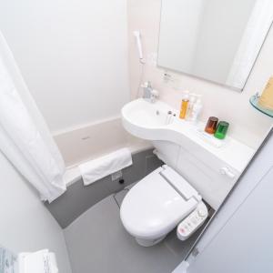 名取市Super Hotel Sendai Airport Inter的白色的浴室设有卫生间和水槽。