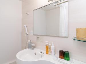 名取市Super Hotel Sendai Airport Inter的白色的浴室设有水槽和镜子