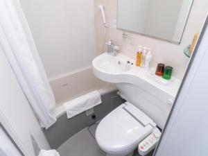 名取市Super Hotel Sendai Airport Inter的一间带卫生间和水槽的小浴室