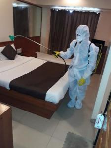 孟买班德拉幸运酒店的一个人用水管洗床