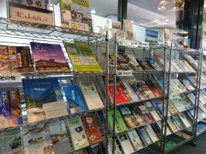 松山松山终端酒店的书架上装满商店里的书
