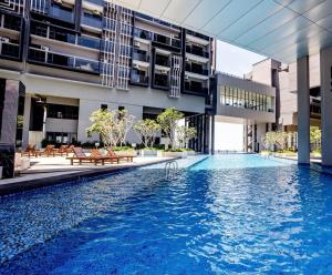 马六甲Imperio Residence Bathtub Studio Melacca Town-FreeParking的一座建筑物中央的游泳池
