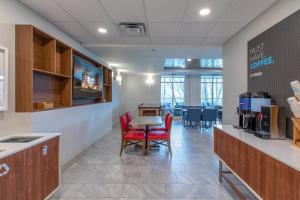 阿什维尔Holiday Inn Express & Suites Asheville Downtown, an IHG Hotel的客房内的用餐区配有桌椅