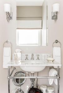 列克星敦黑斯廷斯公园罗莱夏朵宾馆的白色的浴室设有水槽和镜子