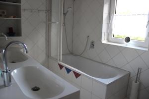格斯韦因斯泰因Ferienwohnung Christine Trautner的白色的浴室设有水槽和淋浴。