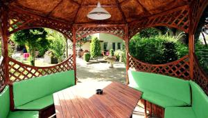 艾恩贝克Hotel-Garni Haus Johanna的凉亭配有木桌和绿色椅子