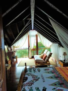 Casas del MonteCasa Rural Casa & Monte的带帐篷的房间,配有一张床和地毯