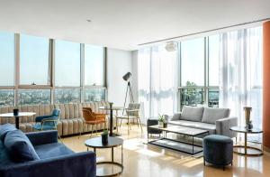 赖阿南纳千年公寓的带沙发和桌子的客厅以及窗户。