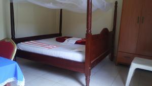 MoyoLeam Guesthouse的一间卧室配有一张带白色床单的木制双层床