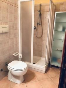 格罗塞托港Casa al mare的一间带卫生间和淋浴的浴室