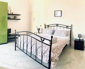 帕基诺U Palazzieddu Rooms的一间卧室配有一张黑色床和花卉床罩