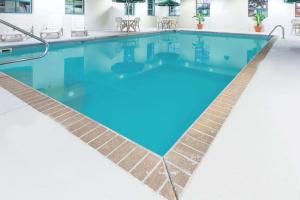 印第安纳波利斯洛克维尔路温盖特温德姆酒店的蓝色海水游泳池,铺有瓷砖地板