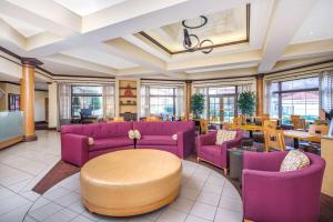 亚特兰大亚特兰大棒球场/拱廊拉金塔旅馆及套房酒店的一间设有紫色沙发和桌子的等候室