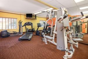亚特兰大亚特兰大棒球场/拱廊拉金塔旅馆及套房酒店的健身房设有数台跑步机和健身器材