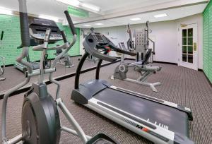 达拉斯达拉斯北中心拉金塔旅馆及套房酒店的健身房设有跑步机和椭圆机