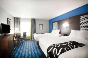 圣路易斯黑兹尔伍德机场北拉金塔旅馆及套房客房内的一张或多张床位