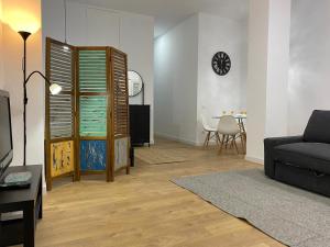 马德里Aluche Aparment B的客厅配有沙发和桌子