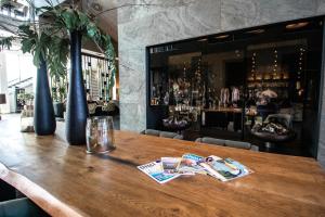 霍恩霍伦范德沃尔酒店 的餐厅的木桌和酒吧