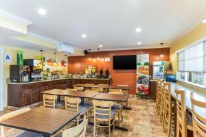 埃斯孔迪多Quality Inn Escondido Downtown的一间带桌椅和柜台的餐厅