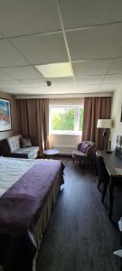赛夫勒First Hotel Royal的酒店客房设有一张大床和一张书桌。