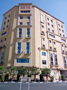 多哈阿什里酒店的前面有标志的高楼