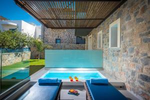 赫索尼索斯巴萨米克传统套房酒店的一座房子后院的游泳池