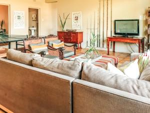 姆通济尼Ngoye Lodge的带沙发和电视的客厅