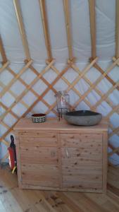 HavelangeLa Yourte de la Ferme Froidefontaine的蒙古包内一个木制梳妆台,配有浴缸