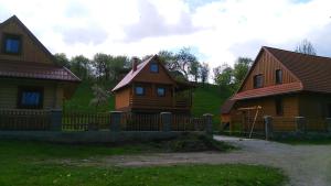 利普托斯基米库拉斯Drevenica Silvia的两栋木屋前方设有围栏