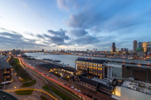 鹿特丹ART Hotel Rotterdam-Fully Renovated的享有河流和建筑的城市美景