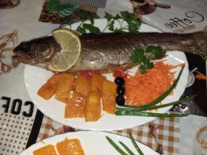 喀尔巴阡Cottage 5的一块带鱼和蔬菜的食品
